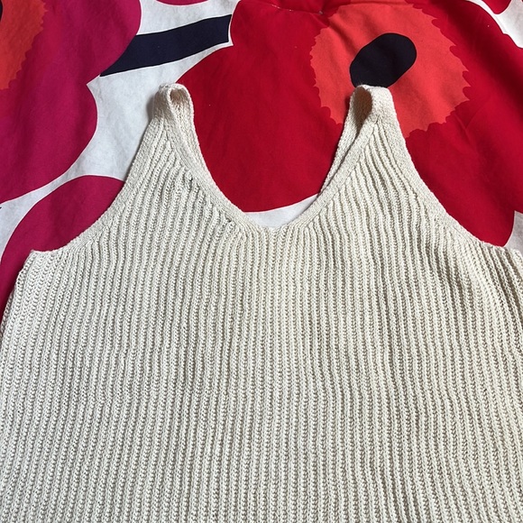 Banana Republic Linen tank top. Like new. Size small. - Picture 3 of 3